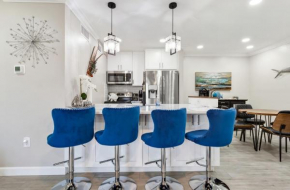 Seaside Serenity: 1BR Waterfront Penthouse Maderia